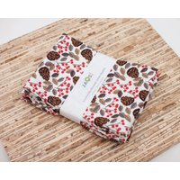 Große Stoffservietten - 4Er Set | N6288 Beeren Tannenzapfen Weiße Moderne Wiederverwendbare von JAQSstudio