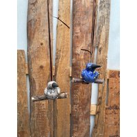 Bunte Keramik Vögelchen Mit Ast Zum Hängen | Blau Grau 2Er Set Keramikschmuck Vogel Gartenkeramik Gartendeko Keramikfigur Bunte Keramik Vögelchen Mit Ast Zum Hängen | Blau Grau 2Er Set Keramikschmuck Vogel Gartenkeramik Gartendeko Keramikfigur von JBLivingKeramik