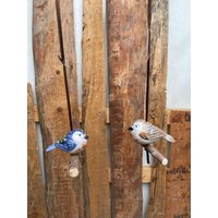 Bunte Keramik Vögelchen Mit Ast Zum Hängen | Blau Grau Vogel Rund 2Er Set Gartenkeramik Gartendeko Keramikfigur Bunte Keramik Vögelchen Mit Ast Zum Hängen | Blau Grau Vogel Rund 2Er Set Gartenkeramik Gartendeko Keramikfigur von JBLivingKeramik