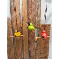 Bunte Keramik Vögelchen Mit Ast Zum Hängen | Gelb Grün Rot 3Er Set Keramikschmuck Vogel Gartenkeramik Gartendeko Keramikfigur Bunte Keramik Vögelchen Mit Ast Zum Hängen | Gelb Grün Rot 3Er Set Keramikschmuck Vogel Gartenkeramik Gartendeko Keramikfigur von JBLivingKeramik