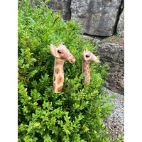 Keramik Giraffe Klein | Frostfest Keramikfigur Gartenfigur Gartendeko Gartenschmuck Tierfigur Gartendekoration Stabfigur von JBLivingKeramik