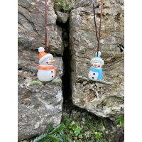 Keramik Mini-Schneemann Zum Hängen 2Er Set | Bommelmütze Weihnachtsdeko Christmas Deko Weihnachtsgeschenk Advent Winterschmuck Geschenk Keramik Mini-Schneemann Zum Hängen 2Er Set | Bommelmütze Weihnachtsdeko Christmas Deko Weihnachtsgeschenk Advent Winterschmuck Geschenk von JBLivingKeramik