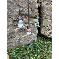 Keramik Mini-Schneemann Zum Hängen 3Er Set | Zylinder Weihnachtsdeko Christmas Deko Weihnachtsgeschenk Advent Winterschmuck Geschenk Keramik Mini-Schneemann Zum Hängen 3Er Set | Zylinder Weihnachtsdeko Christmas Deko Weihnachtsgeschenk Advent Winterschmuck Geschenk von JBLivingKeramik