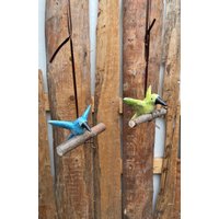 Kleine Kolibris Mit Ast Zum Hängen | Hellgrün Oceanblau 2Er Set Keramikvogel Gartendekoration Keramikschmuck Dekoartikel Kleine Kolibris Mit Ast Zum Hängen | Hellgrün Oceanblau 2Er Set Keramikvogel Gartendekoration Keramikschmuck Dekoartikel von JBLivingKeramik