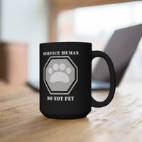 Service Human - Do Not Pet Schwarzer Becher 11 Unzen Und 15 Keramikbecher von JCDesignsByJAC3d