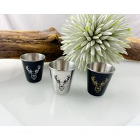 2Er Set Schnapsgläser 70 Ml in 3 Farben, Mit Hirschkopf Im Stamperl Shots Kurzer Party Große Shotgläser Aluminium Hirschgeweih Jagt 2Er Set Schnapsgläser 70 Ml in 3 Farben, Mit Hirschkopf Im Stamperl Shots Kurzer Party Große Shotgläser Aluminium Hirschgeweih Jagt von JCFeuerholz