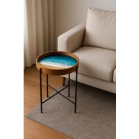 Beistelltisch-Resin Holz in Petrol-Grün, Tablett-Tisch, Strand, Meer, Wellen, Epoxidharz, Harz, Epoxy, Tisch Metallgestell Grün Beistelltisch-Resin Holz in Petrol-Grün, Tablett-Tisch, Strand, Meer, Wellen, Epoxidharz, Harz, Epoxy, Tisch Metallgestell Grün von JCFeuerholz