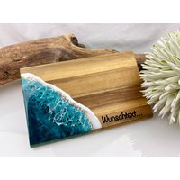 Das Meer Ruft Resin-Frühstücksbrett/Akazien-Holz Personalisierbar, Strand, Meer, Ozean, Wellen, Epoxidharz, Epoxy, Schneidebrett von JCFeuerholz