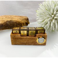 Edler Tischkalender Mit Uhr Mango-Holz/Messing Würfelkalender Immerwährender Kalender Holzkalender Schreibtisch von JCFeuerholz