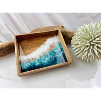 Kleines Resin-Tablett Mango-Holz Unikat Laser Strand Meer Wellen Anker Epoxidharz Ozean Möwe Epoxy Frühstückstablett Serviertablett Grün Kleines Resin-Tablett Mango-Holz Unikat Laser Strand Meer Wellen Anker Epoxidharz Ozean Möwe Epoxy Frühstückstablett Serviertablett Grün von JCFeuerholz