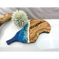 Olivenholz Schneidebrett Mit Epoxidharz Servierbrett Personalisierbar Meer Wellen Epoxy Resin Ozean Olivenholzbrett Hochzeitsgeschenk von JCFeuerholz