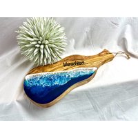 Olivenholz Schneidebrett Mit Epoxidharz Servierbrett Personalisierbar Meer Wellen Epoxy Resin Ozean Olivenholzbrett Hochzeitsgeschenk von JCFeuerholz