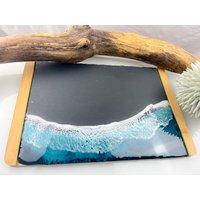Servierplatte Aus Bambus-Holz U. Schiefer Mit Resin Unikat Strand, Meer, Wellen, Epoxidharz, Harz, Wellen Käse, Sushi, Tapas, Serviertablett von JCFeuerholz