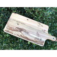 xl Das Meer Ruft Schneidebrett Akazien-Holz, Mit Wunschtext/Gravur Personalisierbar Strand, Meer, Möwe, Wellen, Segelboot, Ostsee von JCFeuerholz
