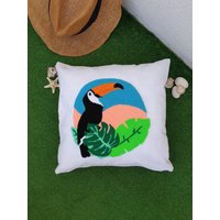 Tukan Vogel Punch Nadelkissen, Kissenbezug, Handgemachtes Kissen, Weißes Bunte Kissenhülle, Dekokissen, Blatt Kissen von JCRAFTDESIGNCo