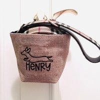 Hängekörbchen Türklinke Für Hundeleine Und Halsband, Aufdruck Dackelmotiv. Beige Jute, Blau Weiß Gepunkteter Stoff Geschenk Hundemama Teckel von JCWDesignHH