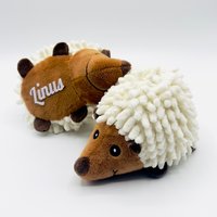 Personalisiertes Hundespielzeug Igel Plüschtier Mit Namen Deines Lieblings Squeaker Zum Kuscheln Und Spielen. Kuscheliger Wischmop Weiß von JCWDesignHH