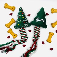 Personalisiertes Hundespielzeug Weihnachtsbaum Plüschtier Mit Dem Namen Deines Lieblings Grün Rot, Zergel Squeaker Welpe Weihnachten Hund von JCWDesignHH