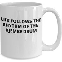 Djembe Trommel Geschenk, Kaffeebecher, Inspirierende Tasse, Leben Folgt Dem Rhythmus Der Trommel, Weihnachtsgeschenk, Geburtstagsgeschenk von JDMCREATIVEMUGS