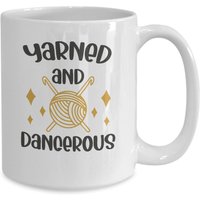 Gehäkelte Geschenktasse, Lustige Gehäkelte Kaffeetasse, Gehäkelt Und Gefährlich Gehäkelte Geschenktasse, Lustige Gehäkelte Kaffeetasse, Gehäkelt Und Gefährlich von JDMCREATIVEMUGS
