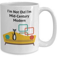 Retro Kaffeetasse, Mid Century Modern Geschenke, Lustige Kaffeetasse. Geschenk Für Sie, Ihn, I'm Not Old =Century von JDMCREATIVEMUGS