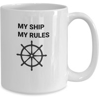 Seemann Geschenk | Schiff-Enthusiasten |Matrose Lustige Tasse| Geschenkbecher Für Matrosen Mein Schiff Meine Regeln Geburtstagsgeschenk Seemann Geschenk | Schiff-Enthusiasten |Matrose Lustige Tasse| Geschenkbecher Für Matrosen Mein Schiff Meine Regeln Geburtstagsgeschenk von JDMCREATIVEMUGS