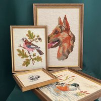 Wandgalerie Eiche Bilderrahmen - Vogel Ente Pudel Schäferhund Vintage Gerammte Rustikale Handmade Gobelin Stickbilder 80Er von JDVintageDE
