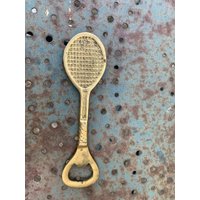 Flaschenöffner, Goldener Messing-Flaschenöffner in Form Eines Vintage-Tennisschlägers von JECHINEPOURVOUS
