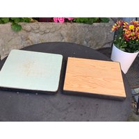 Set Aus Zwei Formica-Untersetzern, Einer Mintgrün Und Der Zweite Beige Holzimitat, Vintage 1960/70 von JECHINEPOURVOUS