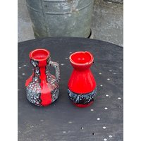 Set Aus Zwei Vasen, Soliflores Rot Und Grau Emaillierter Keramik, Design, Vintage-stil Vallauris 1950/1960 von JECHINEPOURVOUS