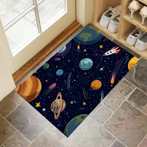 JEDTAKCT Marineblau Waschbarer Teppich Cartoon Weltraum Muster 80X120Cm Planet Universum Eingangsbereich Modern Fußmatte Badezimmerteppich Weich rutschfest Kleiner Kurzflor Bad Schlafzimmer JEDTAKCT Marineblau Waschbarer Teppich Cartoon Weltraum Muster 80X120Cm Planet Universum Eingangsbereich Modern Fußmatte Badezimmerteppich Weich rutschfest Kleiner Kurzflor Bad Schlafzimmer von JEDTAKCT