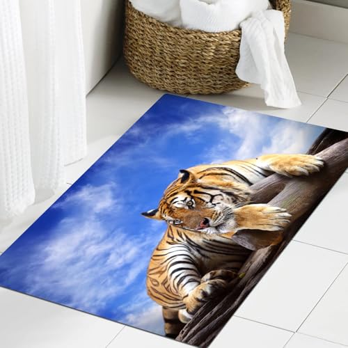 JHAOUNUK Weich Badezimmerteppich 40x60cm,Tiger Sitzt Auf Holz Unter Blauem Himmel Mit Blick Auf Die Tierwelt Str,rutschfest waschbar Badematte Flauschige Badteppich Saugfähig Badvorleger Duschvorleger von JHAOUNUK