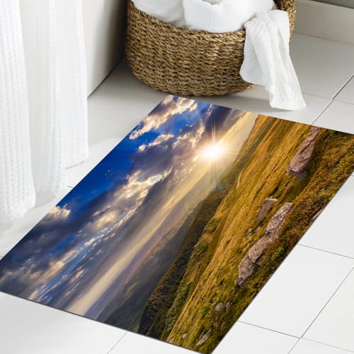 JHAOUNUK Weich Badezimmerteppich 60x90cm, Natur, Gebirgshügellandschaft mit hellen Sonnenlichtern auf Wiese, neb,rutschfest waschbar Badematte Flauschige Badteppich Saugfähig Badvorleger Duschvorleger von JHAOUNUK