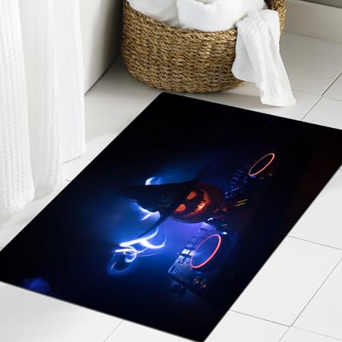 JHAOUNUK Weich Badezimmerteppich 60x90cm,Halloween-Kürbis auf einem DJ-Tisch mit Kopfhörern auf dunklem Hintergr,rutschfest waschbar Badematte Flauschige Badteppich Saugfähig Badvorleger Duschvorleger von JHAOUNUK