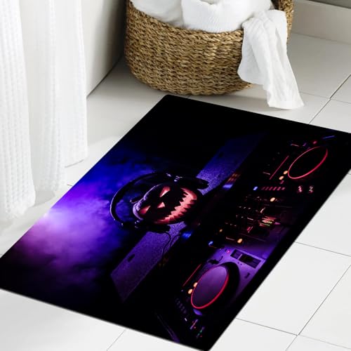 JHAOUNUK Weich Badezimmerteppich 60x90cm,Halloween-Kürbis auf einem DJ-Tisch mit Kopfhörern auf dunklem Hintergr,rutschfest waschbar Badematte Flauschige Badteppich Saugfähig Badvorleger Duschvorleger JHAOUNUK Weich Badezimmerteppich 60x90cm,Halloween-Kürbis auf einem DJ-Tisch mit Kopfhörern auf dunklem Hintergr,rutschfest waschbar Badematte Flauschige Badteppich Saugfähig Badvorleger Duschvorleger von JHAOUNUK