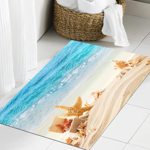 JHAOUNUK Weich Badezimmerteppich 60x90cm,Muscheln-Set, Sommerstrand-Thema und Sand mit Seestern-Muscheln-Strahle,rutschfest waschbar Badematte Flauschige Badteppich Saugfähig Badvorleger Duschvorleger JHAOUNUK Weich Badezimmerteppich 60x90cm,Muscheln-Set, Sommerstrand-Thema und Sand mit Seestern-Muscheln-Strahle,rutschfest waschbar Badematte Flauschige Badteppich Saugfähig Badvorleger Duschvorleger von JHAOUNUK