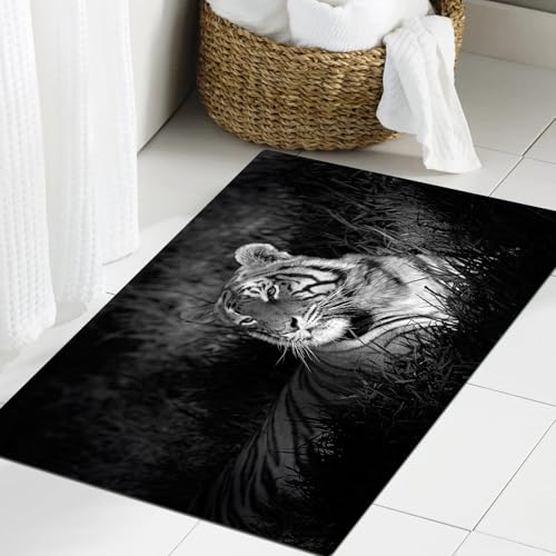 JHAOUNUK Weich Badezimmerteppich 60x90cm,Schwarz-weiße Dekorationen, Bengalischer Tiger liegt auf dem Gras,rutschfest waschbar Badematte Flauschige Badteppich Saugfähig Badvorleger Duschvorleger von JHAOUNUK