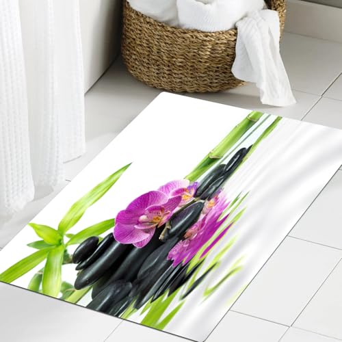 JHAOUNUK Weich Badezimmerteppich 60x90cm,lila Orchideen mit Bambusturm schwarzen Steinen auf dem Wasser,rutschfest waschbar Badematte Flauschige Badteppich Saugfähig Badvorleger Duschvorleger von JHAOUNUK
