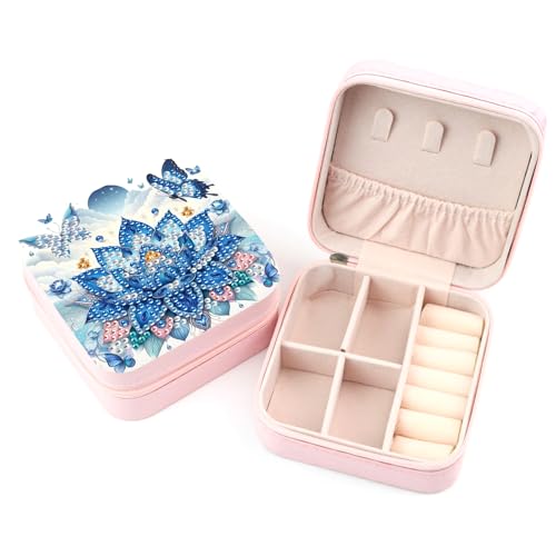 JICFDAO Diamond Painting Schmuckkästchen Damen 9.5x9.5cm Diamant Malerei Schmuckkasten Reise Schmuckkoffer Aufbewahrungsbox Mini Schmuck Reiseetui für Halsketten Ohrringe Ringe Lotus Schmetterling JICFDAO Diamond Painting Schmuckkästchen Damen 9.5x9.5cm Diamant Malerei Schmuckkasten Reise Schmuckkoffer Aufbewahrungsbox Mini Schmuck Reiseetui für Halsketten Ohrringe Ringe Lotus Schmetterling von JICFDAO
