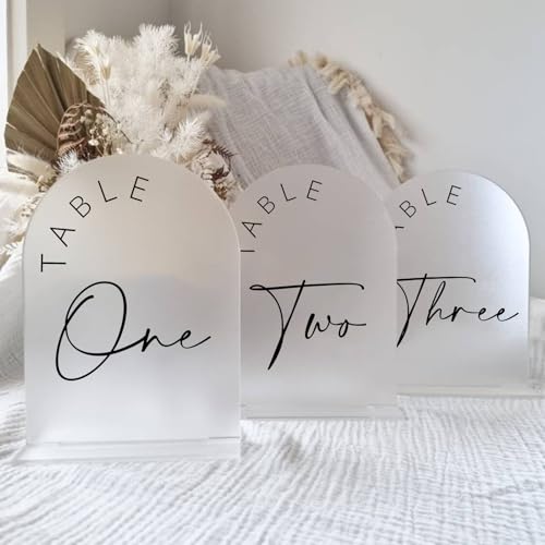 JINMURY Tischnummern 1-15 mit Ständer, mattierter Bogen, Acrylschild mit schwarzen Buchstaben, mattierter Bogen, Tischnummern für Hochzeitsempfang (Frosted Acrylic Table Numbers1-15) von JINMURY