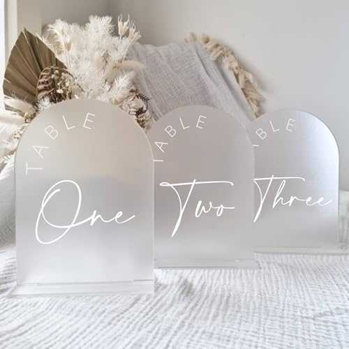 JINMURY Tischnummern 1-20 mit Ständer, mattierter Bogen, Acrylschild mit weißen Buchstaben, gewölbte Acryl-Tischnummern für Hochzeitsempfang JINMURY Tischnummern 1-20 mit Ständer, mattierter Bogen, Acrylschild mit weißen Buchstaben, gewölbte Acryl-Tischnummern für Hochzeitsempfang von JINMURY