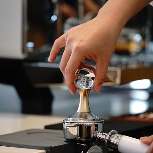 Kaffee-Tamper mit ergonomischem Griff, Edelstahl, geriffelter Boden, selbstnivellierend, 58 mm (B Silber) von JINSBON
