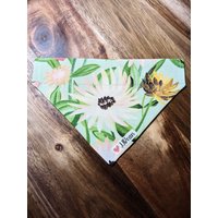 Haustier Bandana - Sadie Inspiriert Über Dem Kragen Bandanas Haustier, Hund, Garten, Hundemama, Welpe, Grün, Floral, Blumen, Frühling, Hübsch von JJBeanShop