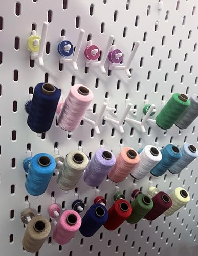 JL House. 25 Stück Nähgarn Rollen Halterung Haken für IKEA Skadis Lochwand I SKadis Zubehör Halterung Lochplatte Garnrollen Halter NH01 JL House. 25 Stück Nähgarn Rollen Halterung Haken für IKEA Skadis Lochwand I SKadis Zubehör Halterung Lochplatte Garnrollen Halter NH01 von JL House