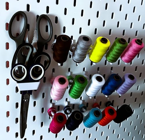 JL House.15 Stück Nähgarn Rollen und Scherenhalterung Set für IKEA SKADIS Lochwand I SKadis Zubehör Halterung Lochplatte Garnrollen Halter JL House.15 Stück Nähgarn Rollen und Scherenhalterung Set für IKEA SKADIS Lochwand I SKadis Zubehör Halterung Lochplatte Garnrollen Halter von JL House