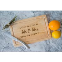 Personalisiertes Schneidebrett Als Geschenk Zum Jahrestag von JLLDesignsLTD