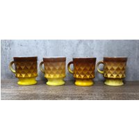 Set Von Vier Vintage Milchglas Anker Hocking Fire King Kimberly Braun Gelb Tassen/C Henkel/stapelbar/1970/Diamant Muster/Quilt von JMAntiquesandUniques