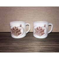 Vintage Federal Milchglas Moorman Es 1885 Kaffeemühle Werbung Tassen 2Er Set von JMAntiquesandUniques