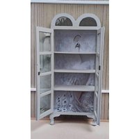 Glasschrank Vitrinenschrank Petunia | Vintage Shabby Chic Schrank Upcycling Möbel Landhausstil Handgemacht &unikat von JMCreativeDK