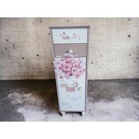 Kommode Schrank Shabby Mädchen Rosa Weiß Kinderschrank Vintage Upcycling Franzi von JMCreativeDK